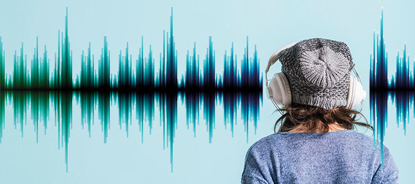 Eine Person mit Kopfhörer hört Podcasts