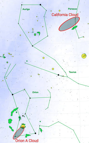 Schwarze Punkte, die Sterne darstellen, sind über das Bild verteilt. Einige von ihnen sind mit grünen Linien verbunden, die die Sternbilder Orion, Taurus, Auriga (Fuhrmann) und Teile von Perseus bilden. Zwei rote Ellipsen zeigen die Lage der im Haupttext erwähnten Staubwolken an.