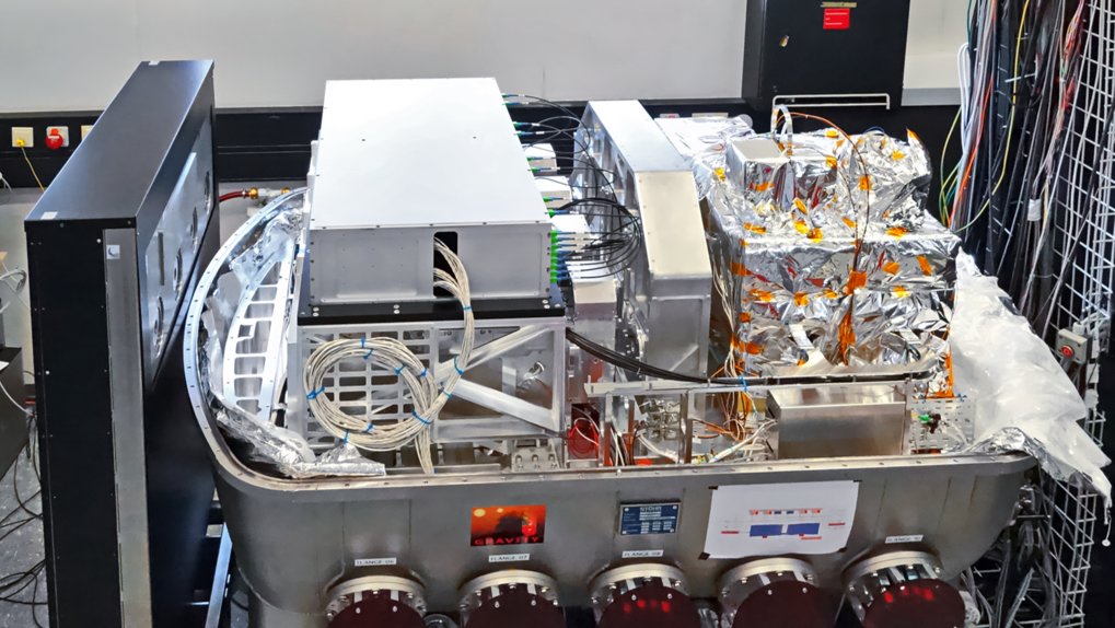 Innovative technology: View of the Gravity instrument during construction, before closing the cryostat. To the left of the image, the connections for the beam lines from the four VLT telescopes are visible.