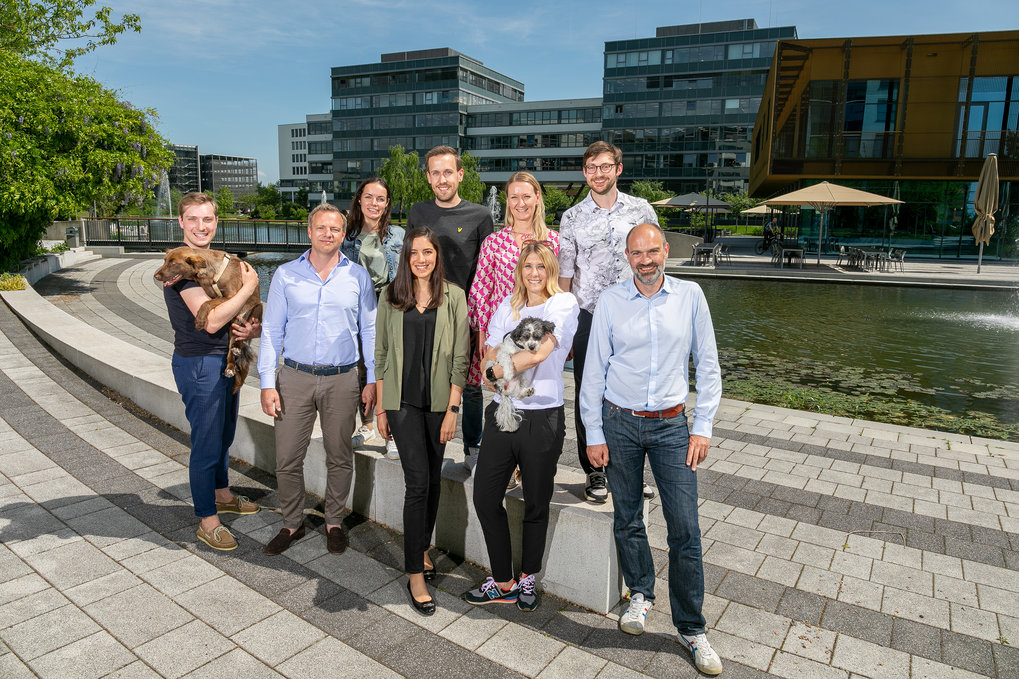 Julia Zimmermann with her team from terraplasma GmbH. Her dog Cookie is just as much a part of the team as Lani on the arm of master's student Lars. 
