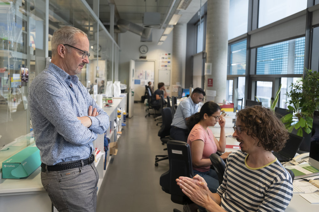 Anthony Hyman in conversation with Anatol Fritsch, a member of his research group.