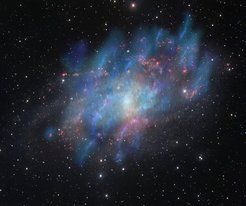 Künstlerische Illustration der von der kosmischen Strahlung angetriebenen Winde (blau und grün), überlagert von einem optischen Bild der Dreiecksgalaxie M 33 (rot und weiß), das auf Beobachtungen mit dem VLT-Survey-Teleskop am Paranal-Observatorium der ESO in Chile basiert.