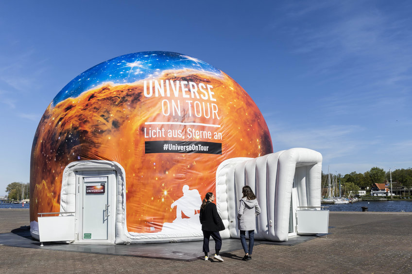 Die aufblasbare Planetariumskuppel hat einen Durchmesser von zehn Metern und bietet Platz für 30 Personen. 