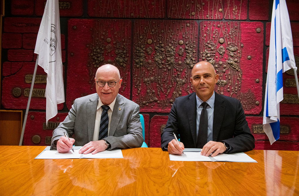 Max Planck President Martin Stratmann and Alon Chen, President of the Weizmann Institute, sign the cooperation agreement.