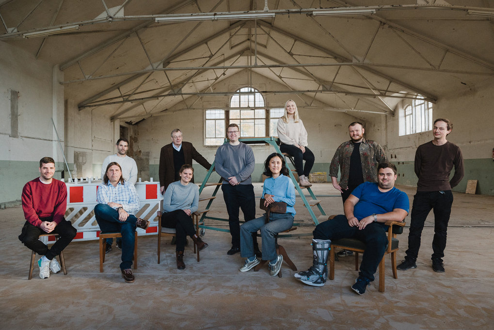 A winning team: The original Batene team in the Wendlingen hall, the current production site for nonwovens crafted from copper and aluminum. These metal fleeces serve as contact materials in batteries, markedly enhancing their efficiency and cost-effectiveness. Automotive and battery manufacturers have already expressed keen interest in this transformative technology.