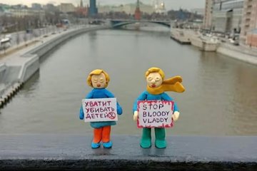 Protest in Knete: In Russland fertigen anonyme Street-Artists Knetfiguren, die Verbotenes aussprechen. Die beiden auf einem Brückengeländer in Moskau fordern: „Hören Sie auf, Kinder zu töten“ (links). Und: „Stop bloody Vladdy“ – „Stoppt den blutigen Wladi(mir).“