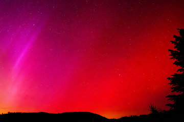 Pink-rote Leuchterscheinung über dem Horizont