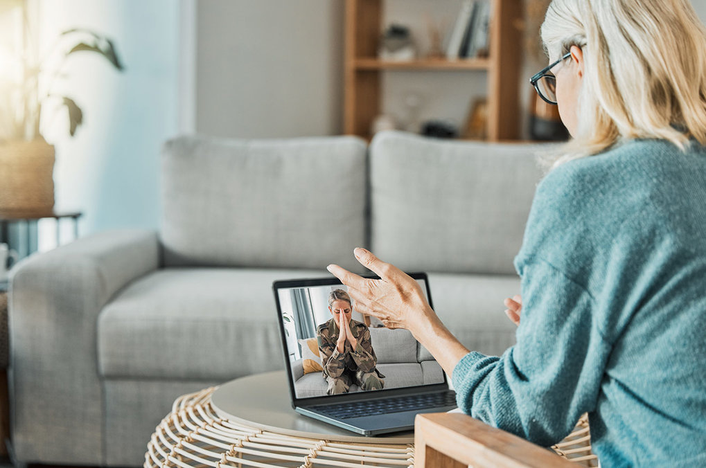 Durch den Austausch mit einem Gegenüber fördert das Online-Training eine positivere Sicht auf die Welt und hilft so bei Depressionen.