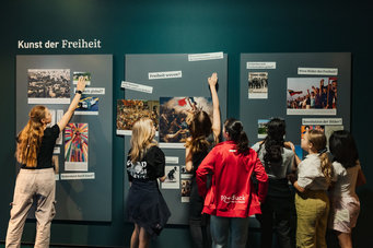 Was hat Kunst mit Freiheit zu tun? Das Exponat des Kunsthistorischen Instituts in Florenz – Max-Planck-Institut zeigt anhand verschiedener Beispiele, wie vielschichtig das Verhältnis von Kunst und Freiheit, und wie wichtig ein kritischer Umgang mit Bildern ist.