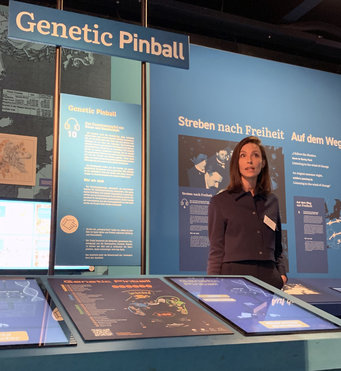 Laurel Raffington vom MPI für Bildungsforschung stellt ihr Exponat "Genetic Pinball" vor.