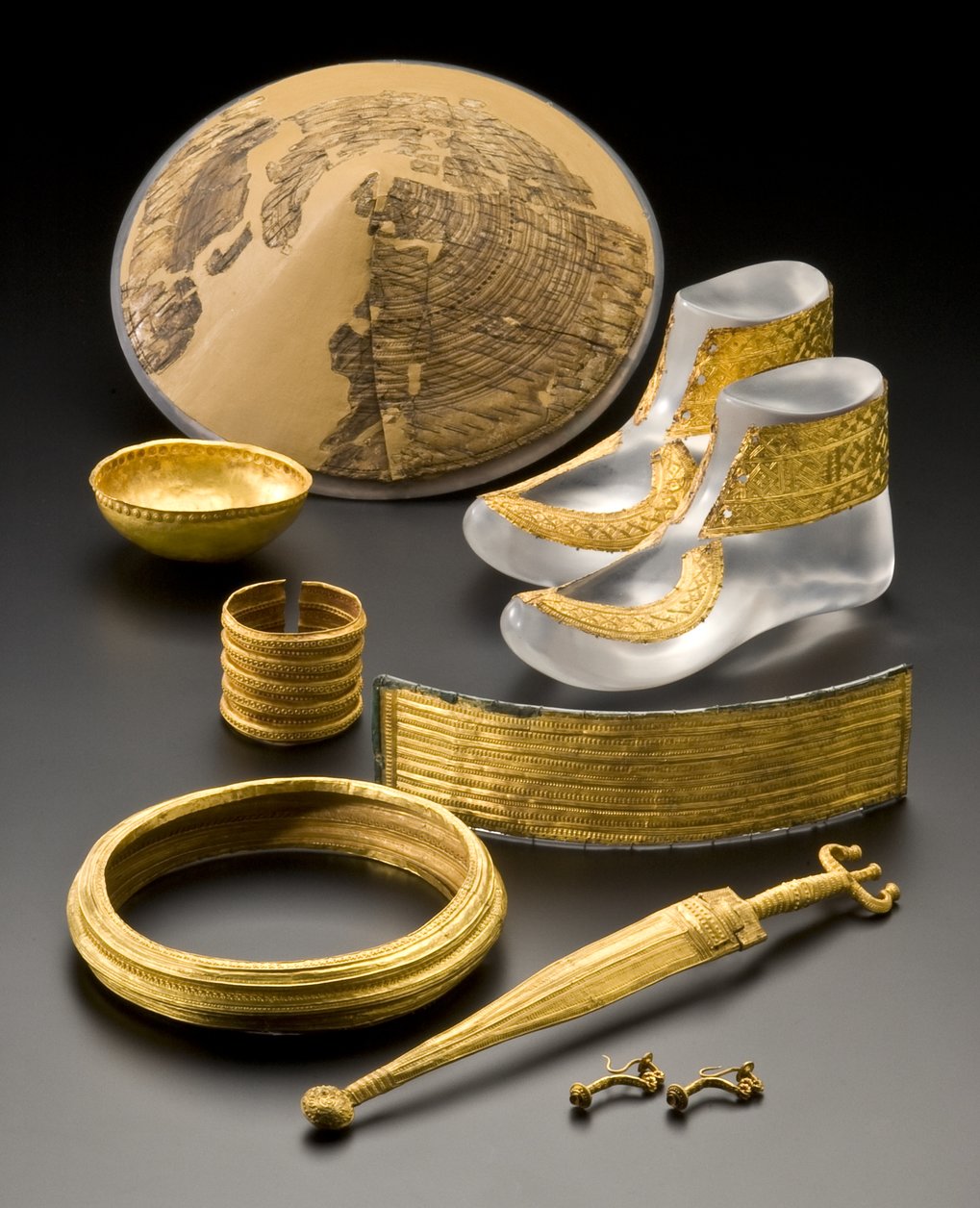 Rich gold finds and a hat made from birch bark from Eberdingen-Hochdorf.