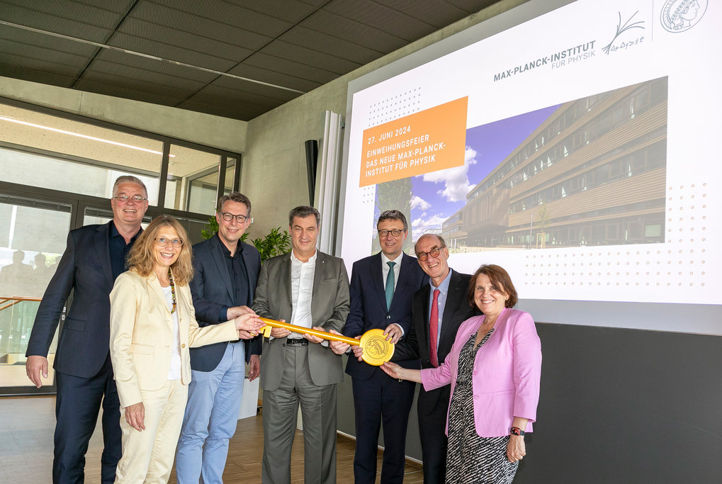 Ceremonial handover of keys for the new building: From left to right, Dietmar Gruchmann, Mayor of Garching; Simone Schwanitz, Secretary General of the Max Planck Society; Markus Blume, Bavarian Minister for Science; Markus Söder, Bavarian Minister President; Patrick Cramer, President of the Max Planck Society; Dieter Lüst, Managing Director of the Max Planck Institute for Physics; Claudia Felser, Vice President of the Max Planck Society.
