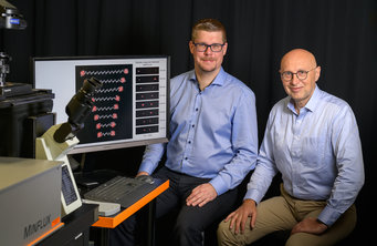 Dr. Steffen Sahl (left) and Prof. Dr. Stefan Hell at a MINFLUX microscope.