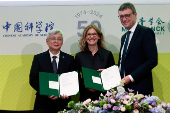 Acquiring China competence through summer schools in China: CAS President Jianguo Hou (left) and MPG President Patrick Cramer (right) signed a memorandum of understanding that aims to enable young Max Planck researchers to build networks with China from 2025. In the middle: Simone Schwanitz Secretary General of the MPG. 